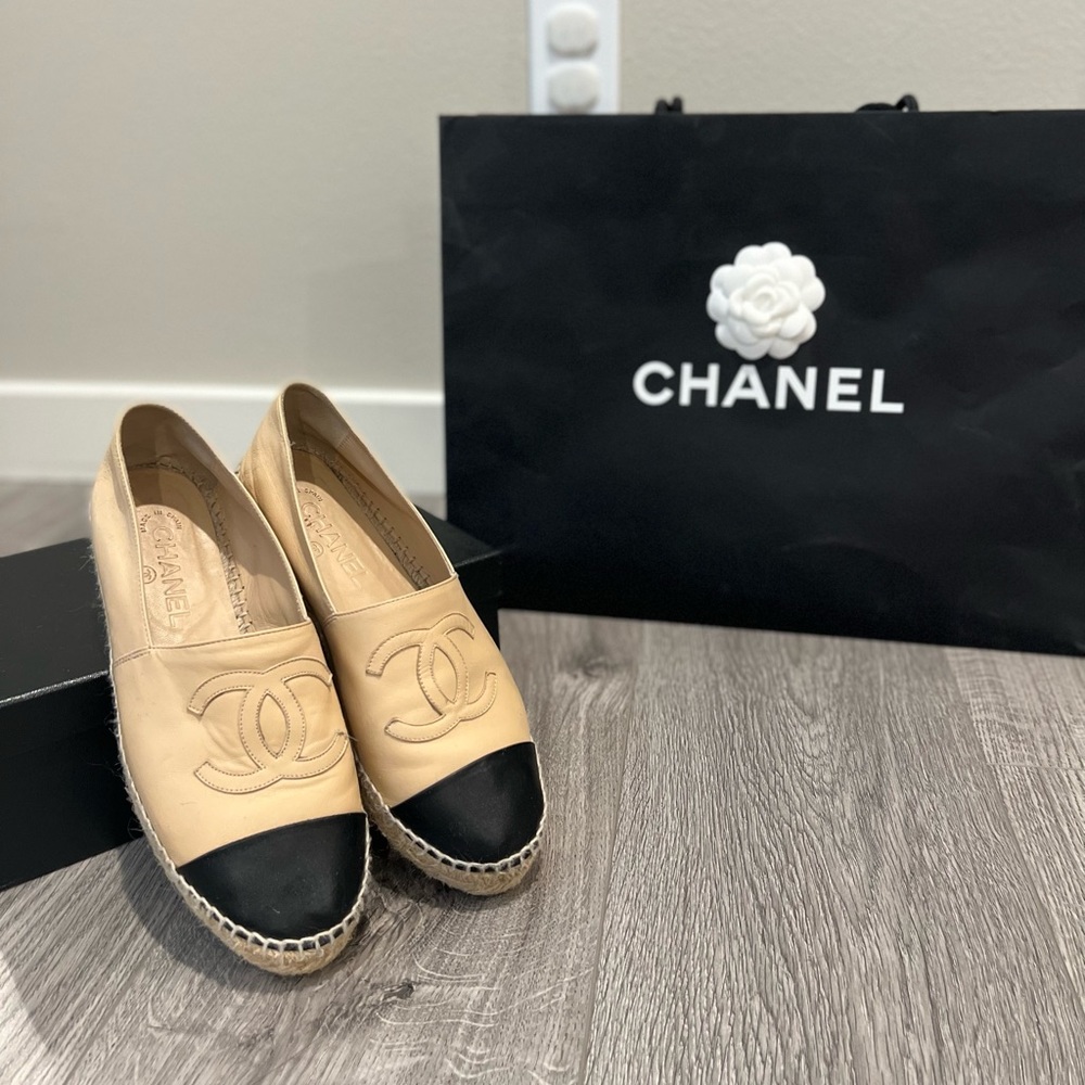 CHANEL Lambskin tan and black espadrilles